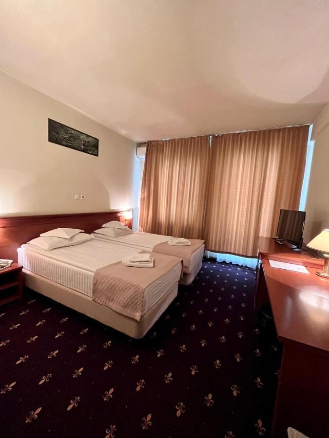 קלוז'-נאפוקה Hotel Seven מראה חיצוני תמונה